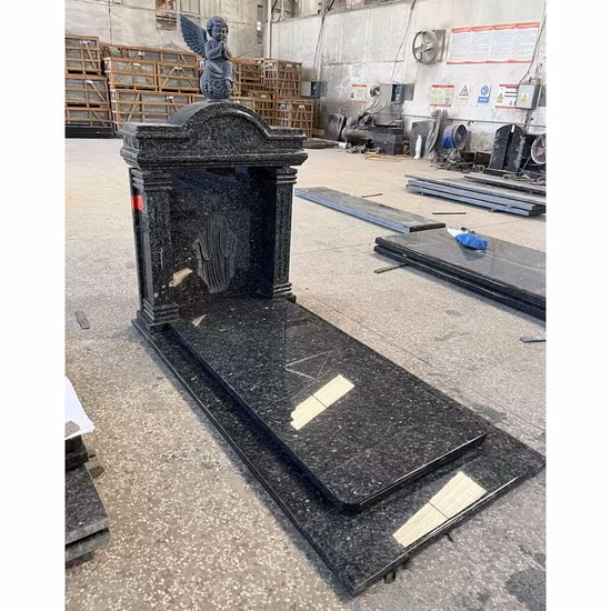 아름답게 조각된 묘비를 갖춘 유럽식 묘비